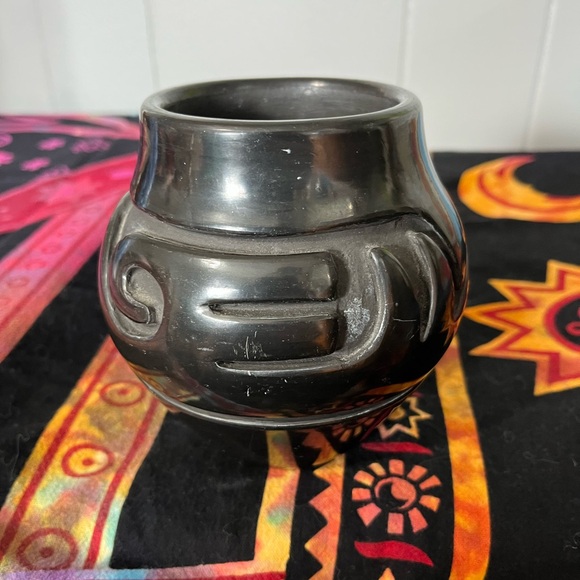 Santa Clara Pueblo Stella Chavarria Signed Carved Blackware Pottery 4 1/2” Jar - Picture 3 of 8